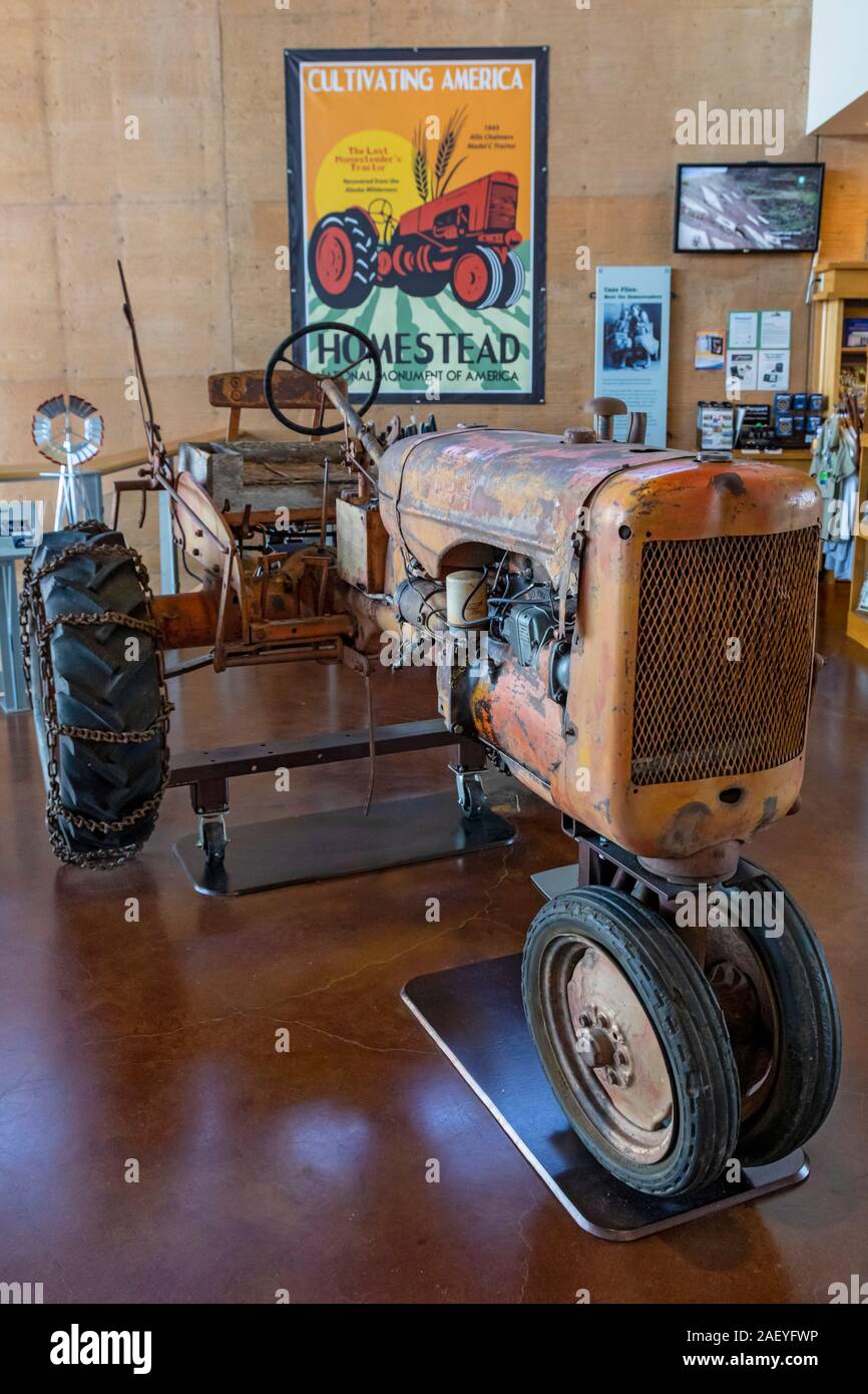 Beatrice, Nebraska - Il trattore Deardorff nel Centro del Patrimonio di Homestead monumento nazionale. Il 1945 Allis-Chalmers modello C il trattore è stato utilizzato da Foto Stock
