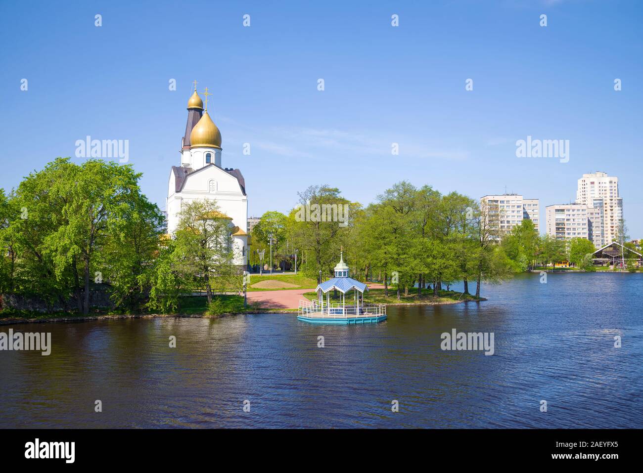 Chiesa dei Santi Apostoli Pietro e Paolo sulle rive del lago Razliv su un soleggiato giorno di maggio. Sestroretsk, Russia Foto Stock