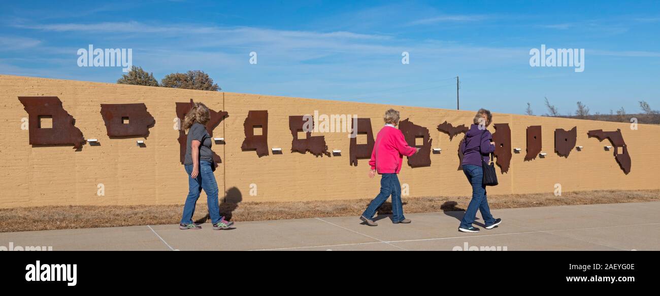 Beatrice, Nebraska - Homestead monumento nazionale. Una parete al di fuori del centro del patrimonio visualizza le forme di tutti i membri che offriva terra libera sotto th Foto Stock