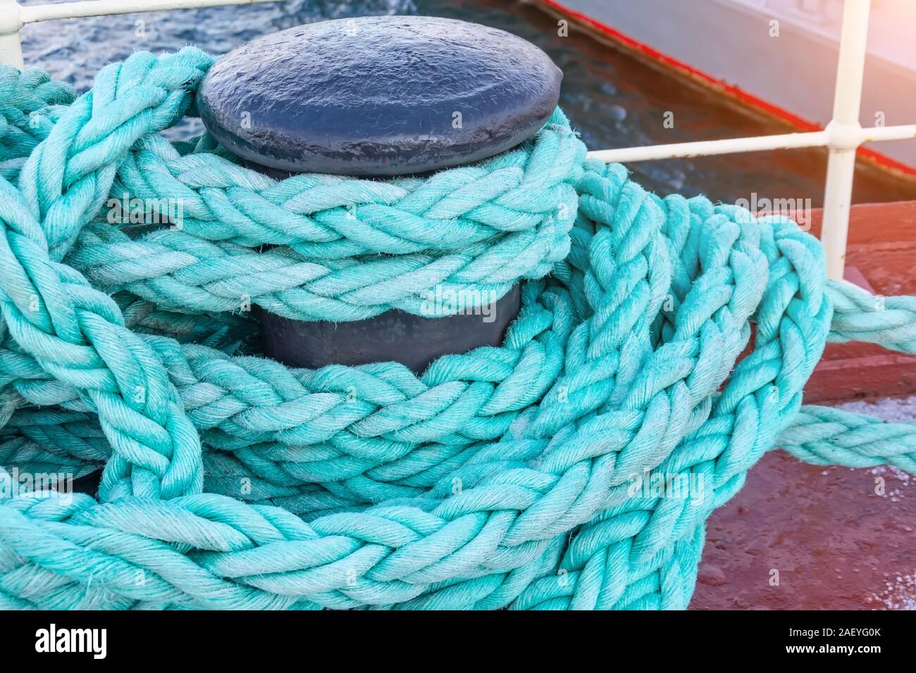 Corda verde sul molo detiene la nave Foto Stock