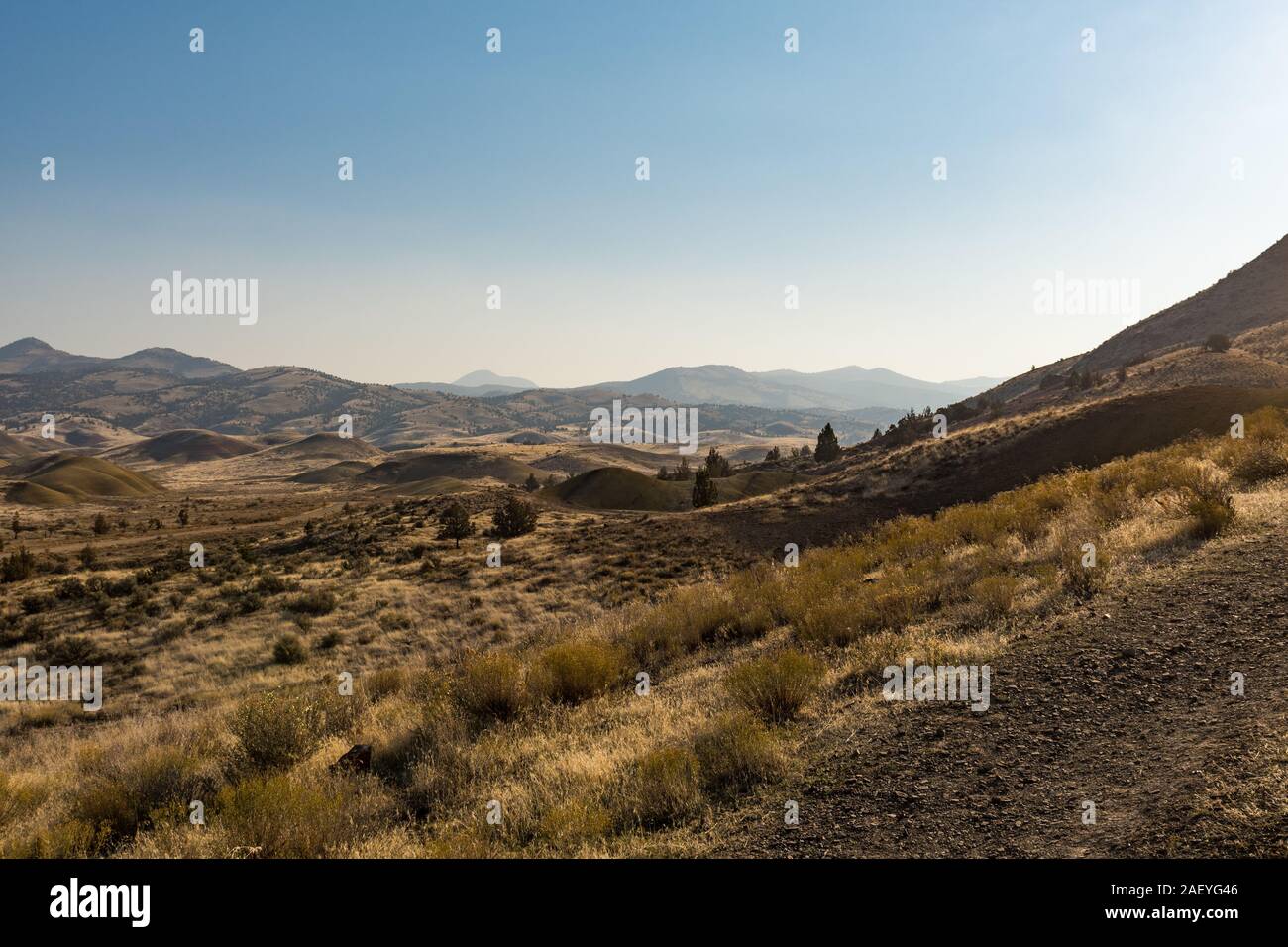 Viste le aride e colorato paesaggio delle colline dipinte Foto Stock