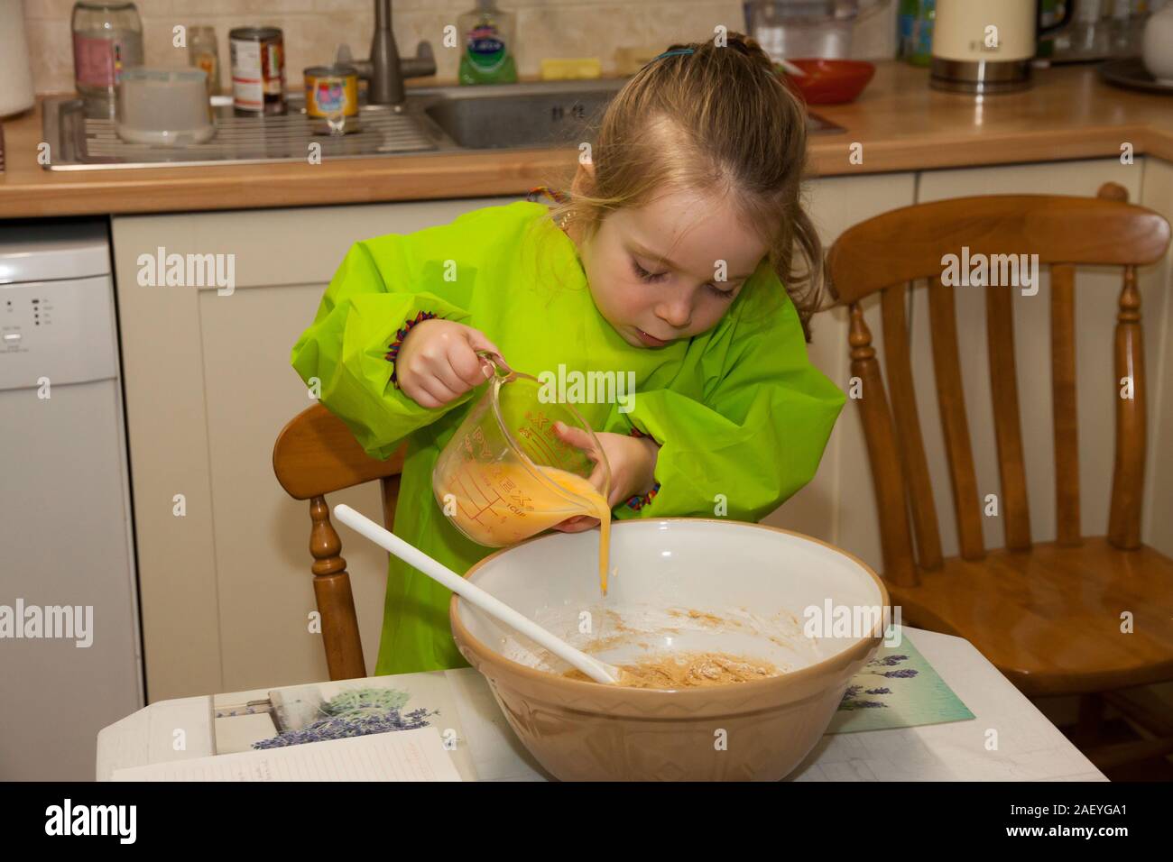 Bambino facendo una torta Foto Stock