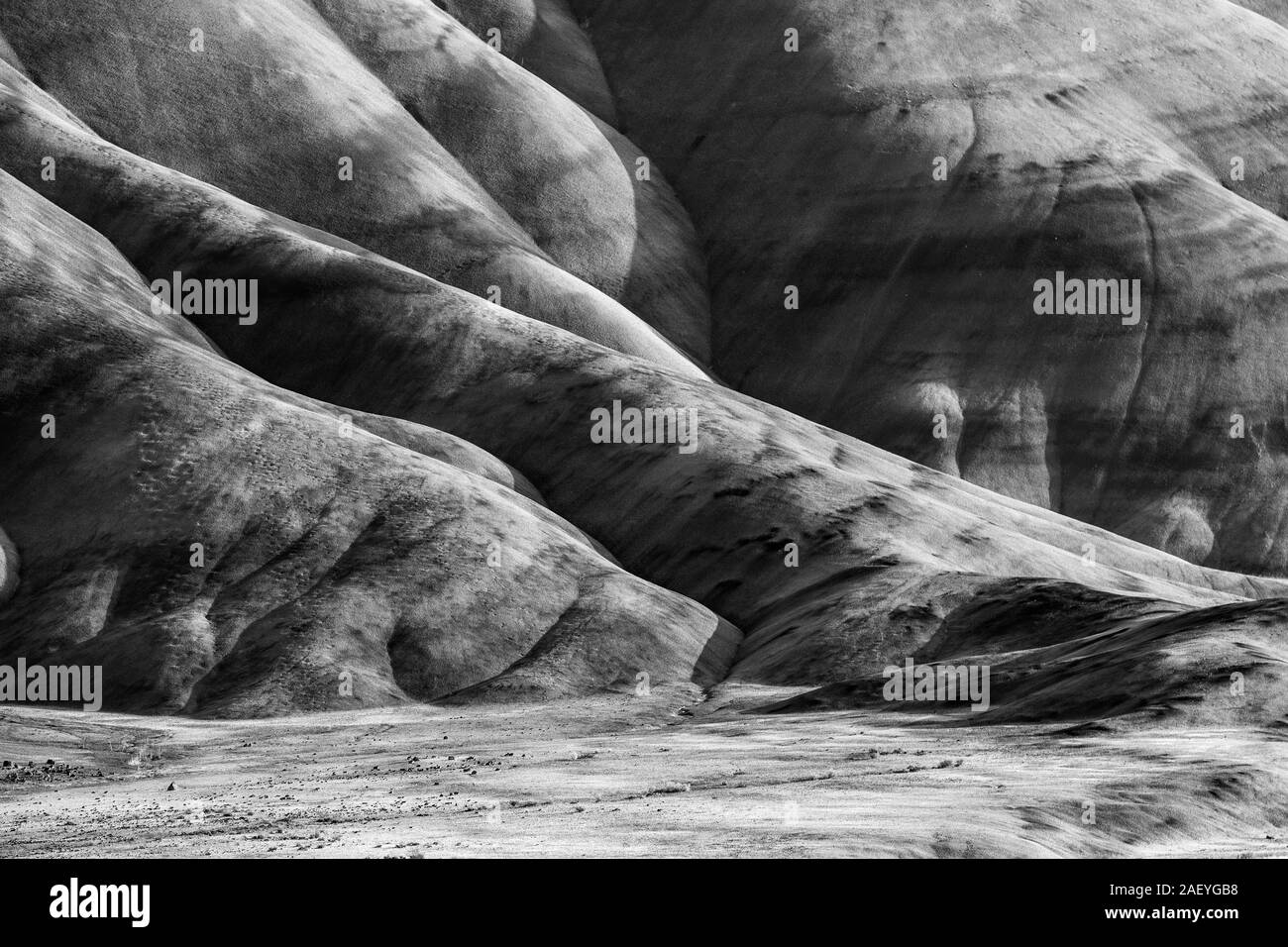 Fotografia in bianco e nero del dettaglio delle zone aride e ondulato paesaggio delle colline dipinte Foto Stock