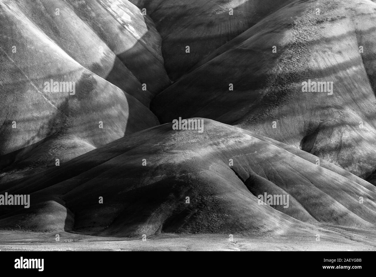 Fotografia in bianco e nero del dettaglio delle zone aride e ondulato paesaggio delle colline dipinte Foto Stock