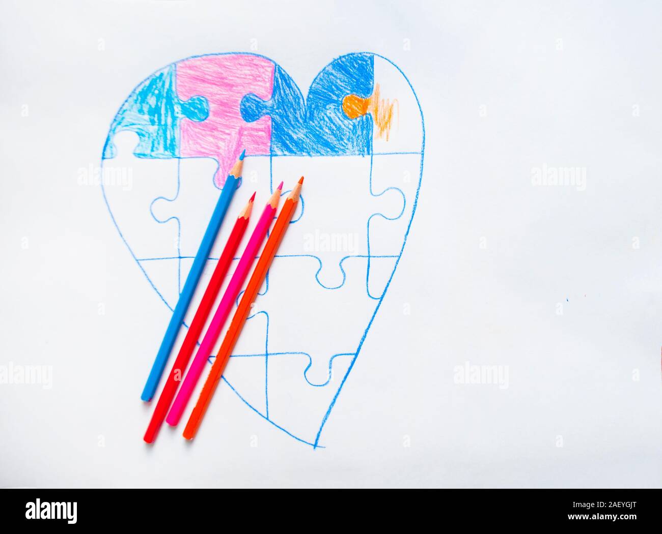 Bambino colorato disegnato nel cuore con puzzle su uno sfondo bianco come un simbolo di autismo. Foto Stock