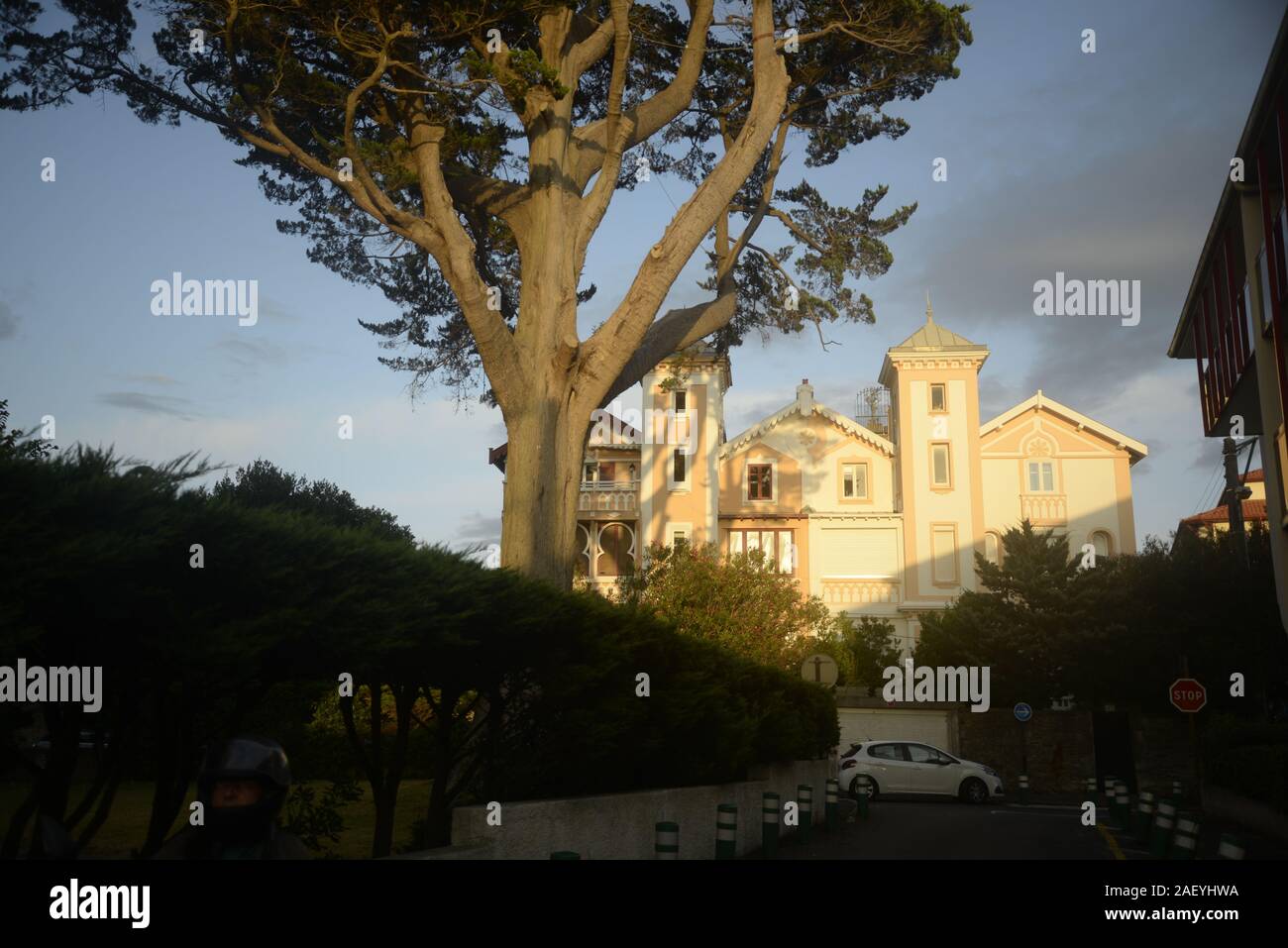 Francia: facciata di una villa rosa nel Paese Basco, pasakdek Foto Stock