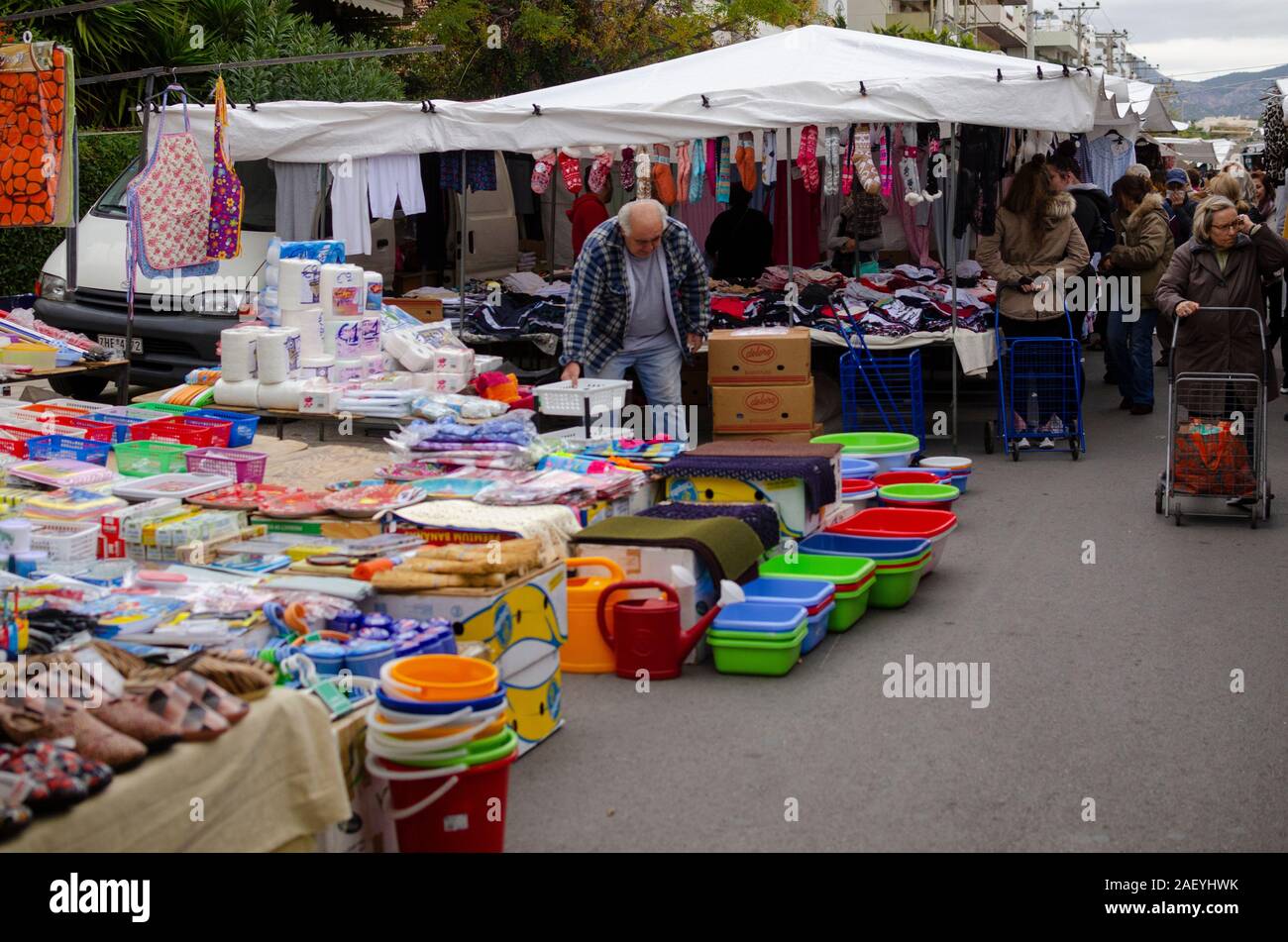 Vista generale del settimanale giovedì mercato Glyfada ad Atene in Grecia Foto Stock