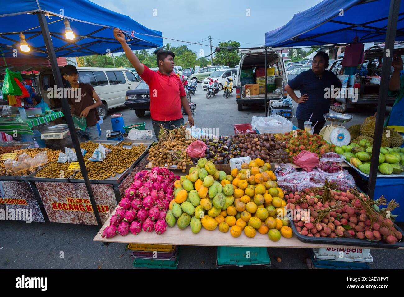 I venditori locali vendono vari frutti nelle loro stalle a Langkawi mercato notturno (Malesia) Foto Stock