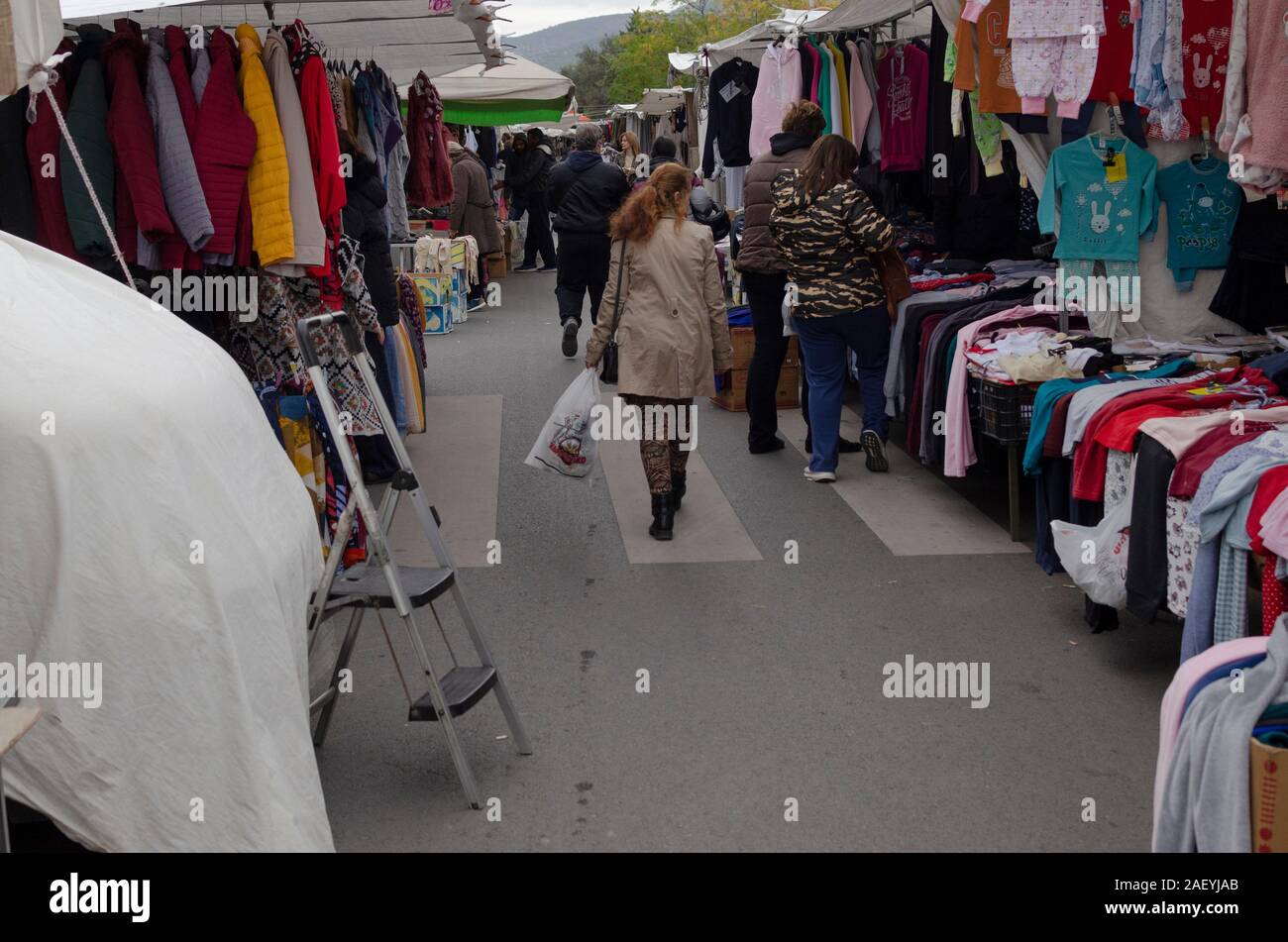 Vista generale del settimanale giovedì mercato Glyfada ad Atene in Grecia Foto Stock