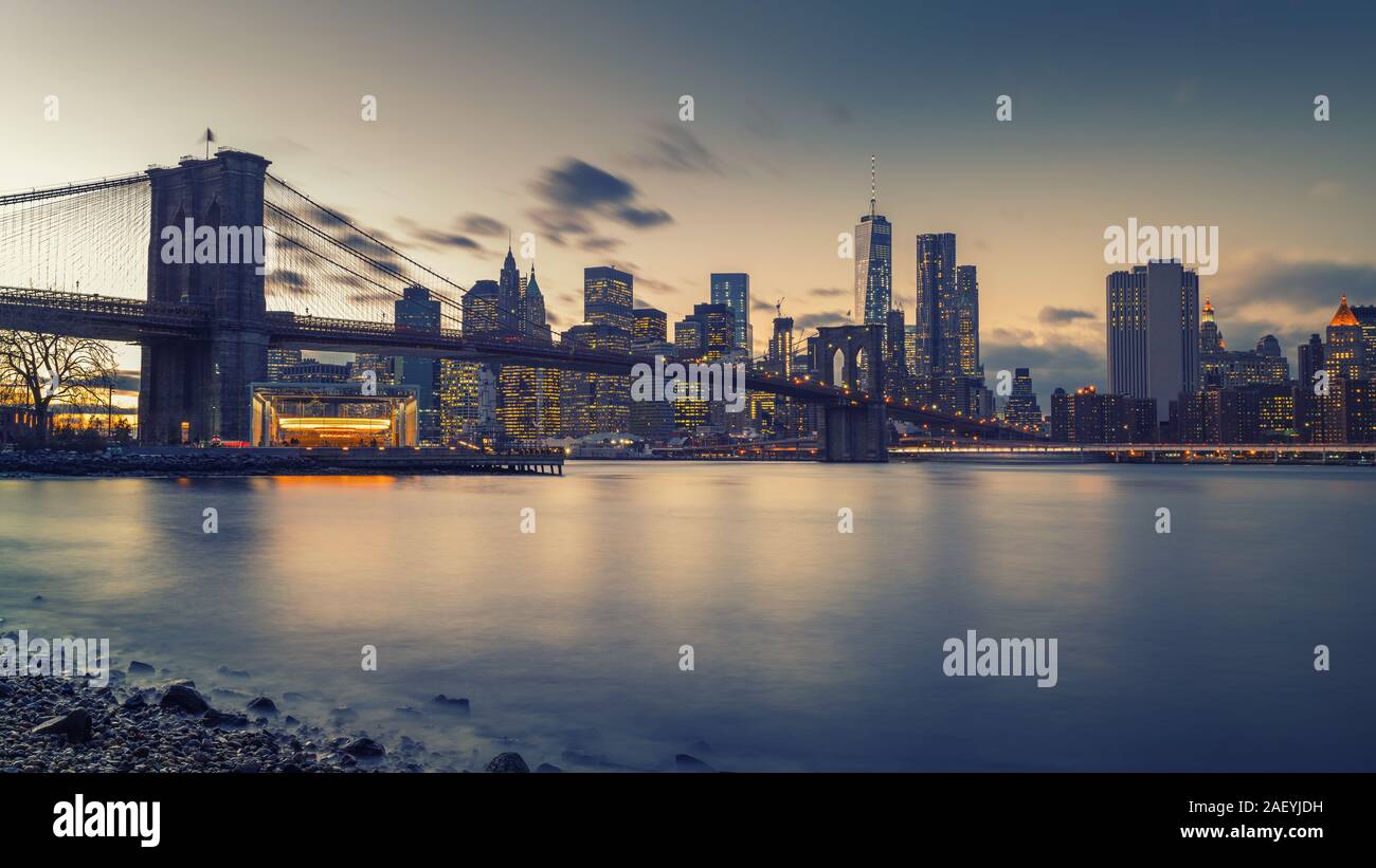 Ponte di Brooklyn East River e di Manhattan al crepuscolo Foto Stock