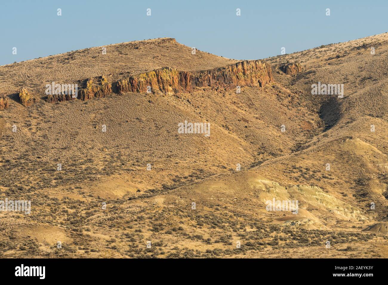 Viste le aride e colorato paesaggio delle colline dipinte Foto Stock