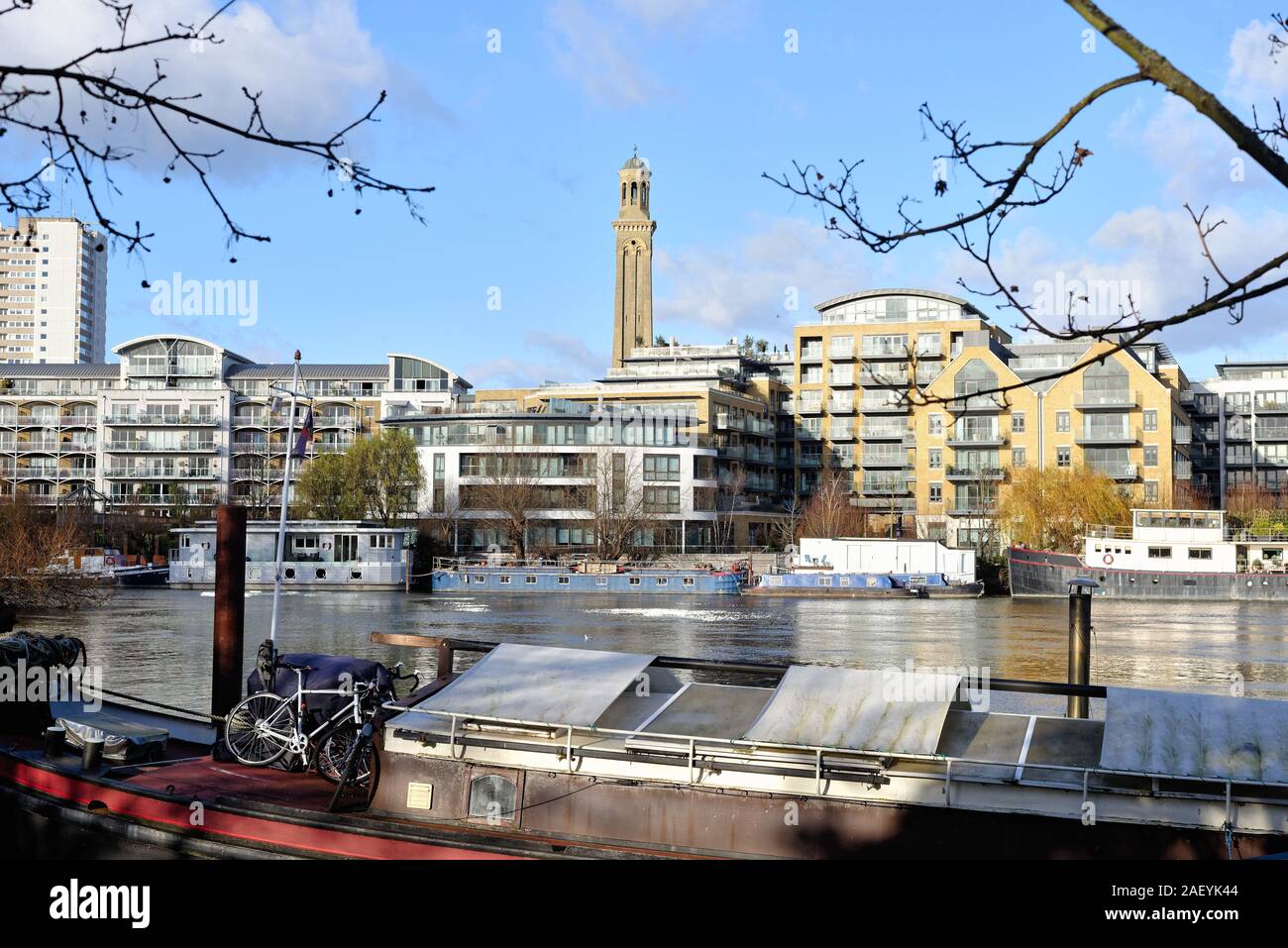 Guardando al di là del fiume Tamigi di moderno appartamento blocchi sul riverside a Brentford West London Inghilterra England Regno Unito Foto Stock