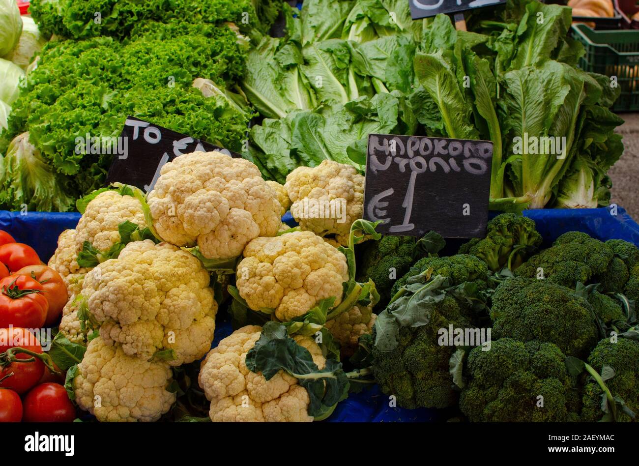Verdure in vendita nel mercato di Glyfada Athens Grecia Foto Stock