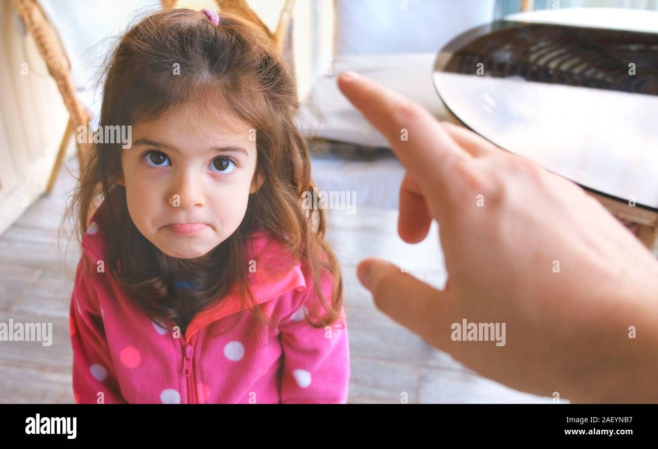 Mano genitore urla di biasimare e scolding bambino il rimprovero per bambina figlia Foto Stock