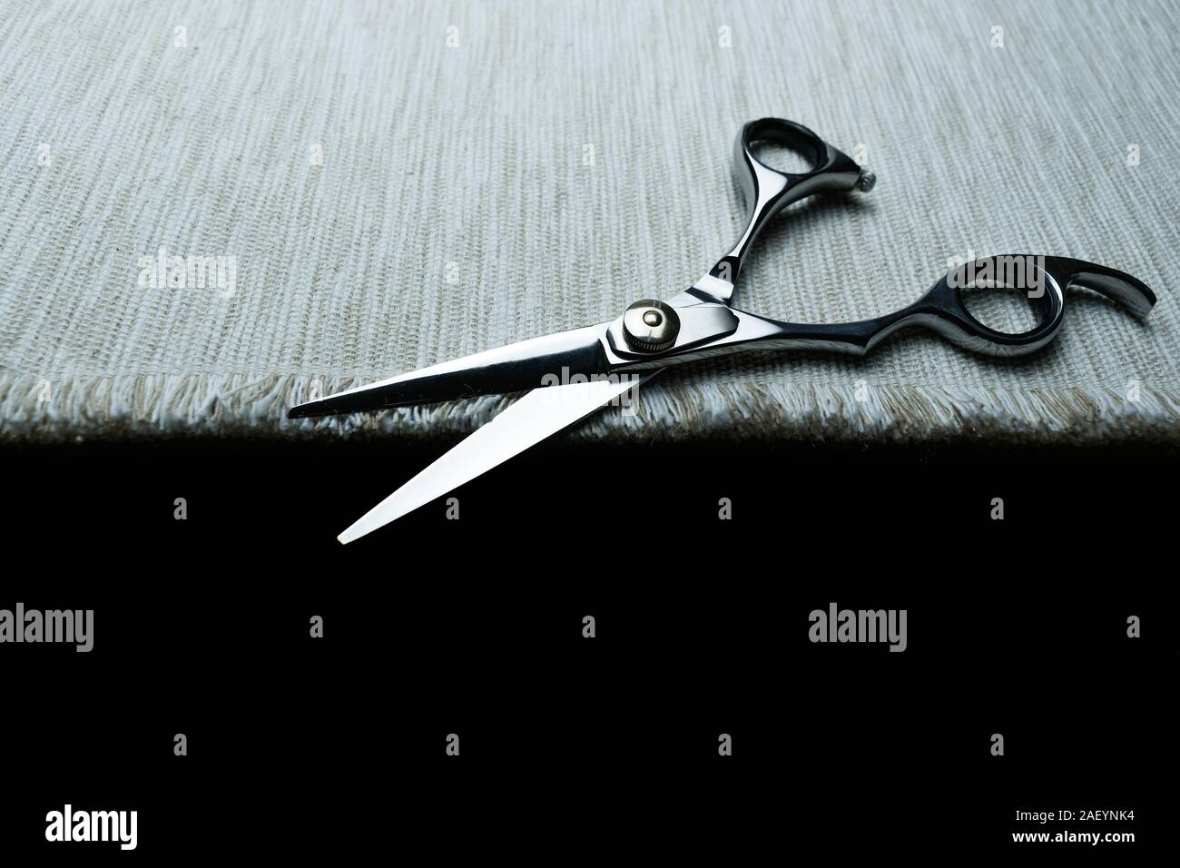 Elegante professionale forbici da barbiere e parrucchiere concetto;taglio  di capelli accessori Foto stock - Alamy