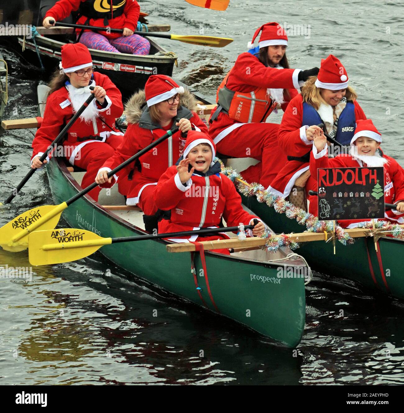 Santa Splash Bootle 7.12.19, giovane Santa's sventolando invece di schizzi lungo il Leeds e Liverpool canal in canoa in Liverpool. Foto Stock