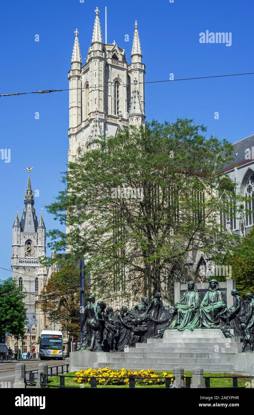 Un monumento in onore dei fratelli Van Eyck, Jan e Hubert, pittori della pala di Gand / adorazione del mistico Agnello, Gand, Fiandre, in Belgio Foto Stock