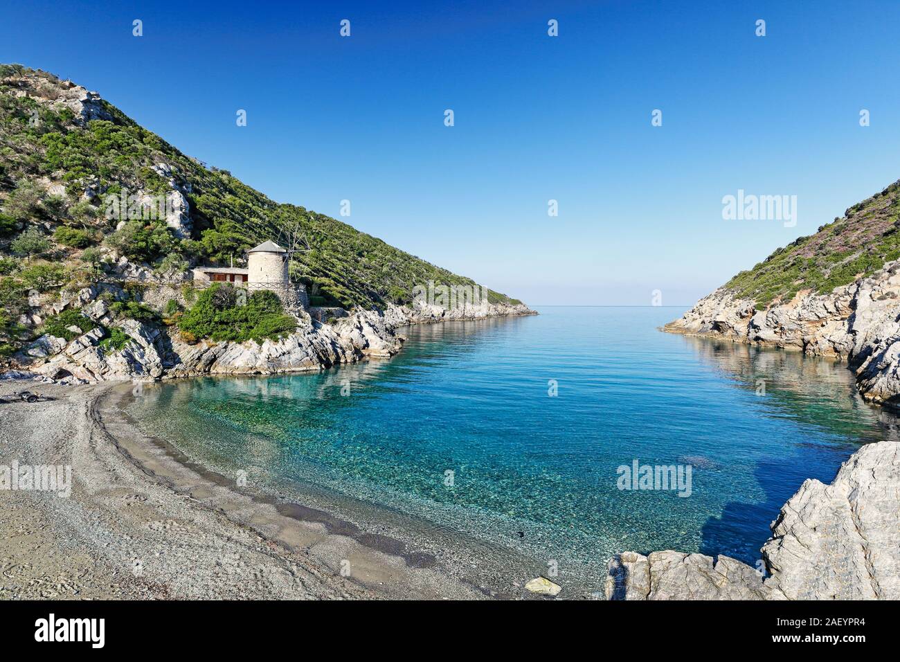 Il mulino a vento sulla spiaggia Gialia di Alonissos Island, Grecia Foto Stock