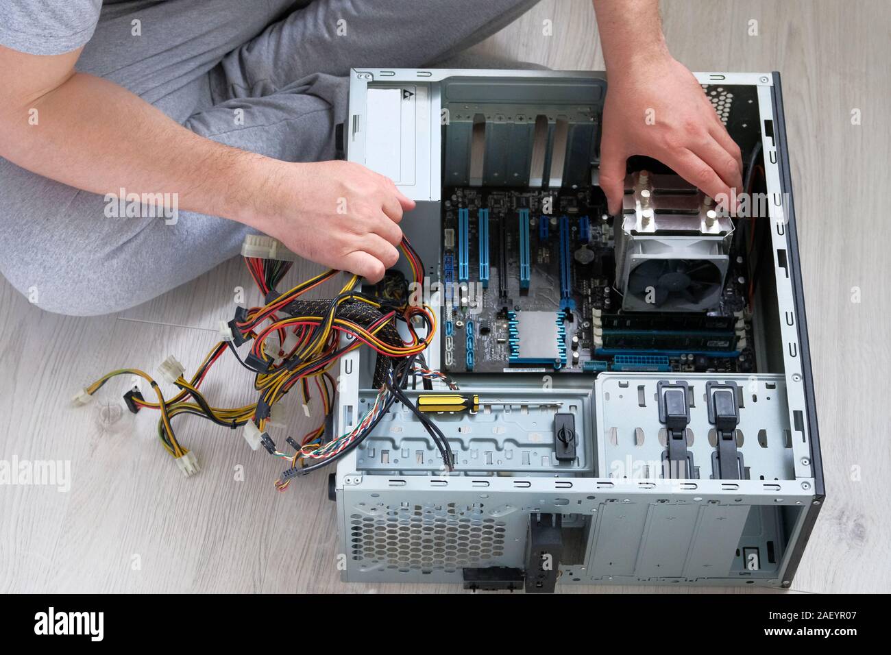 Ingegnere in informatica è la riparazione di CPU. Servizio elettronica e computer concetto. Foto Stock