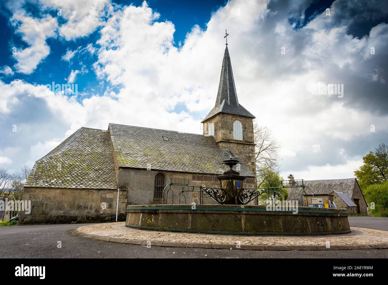 Chiesa Saint-Blaise e la sua fontana, la Godivelle, Puy de Dome, Auvergne-Rhone-Alpes, Puy de Dome, Francia Foto Stock