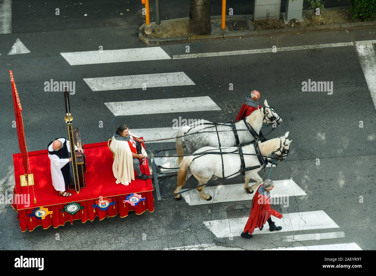 Vista in elevazione della parata medievale durante il famoso White Fiera del Tartufo di Alba con un vagone tirato da cavalli e gli uomini in costume, Cuneo, Piemonte, Italia Foto Stock
