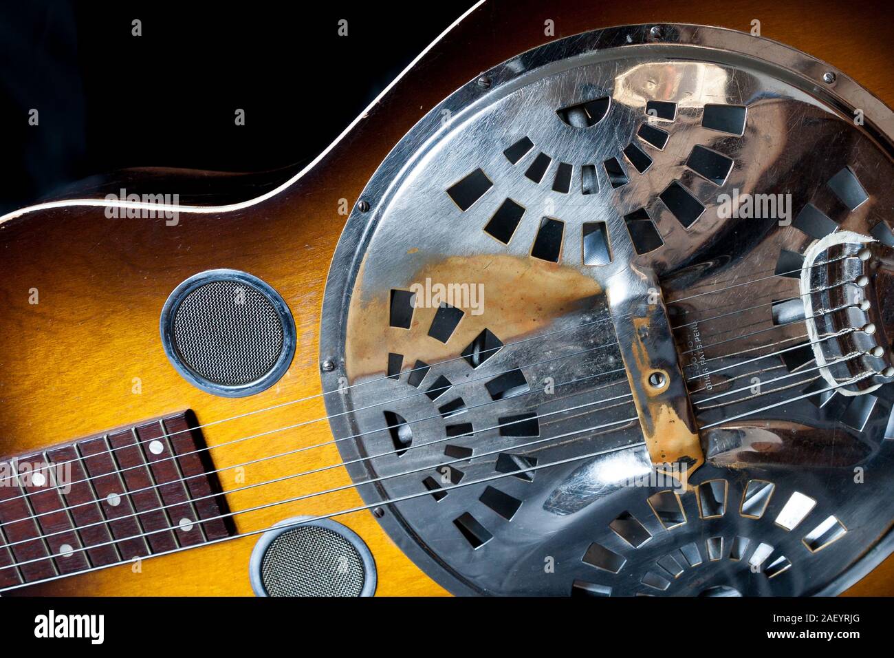 Un dettaglio particolare di una chitarra su un sfondo nero Foto Stock