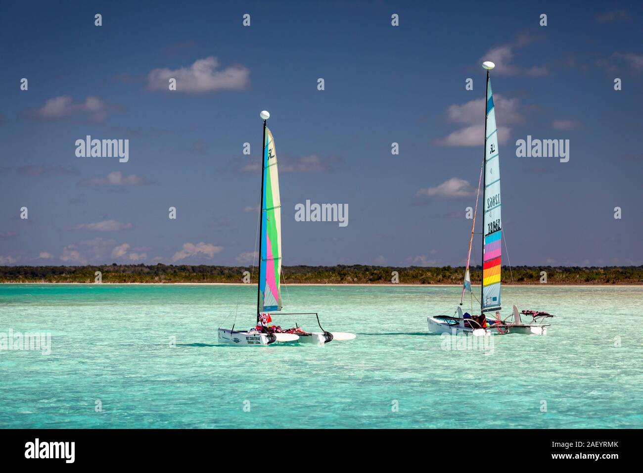 Due barche a vela in corrispondenza del pirata canale sul lago Bacalar, Quintana Roo, Messico. Foto Stock