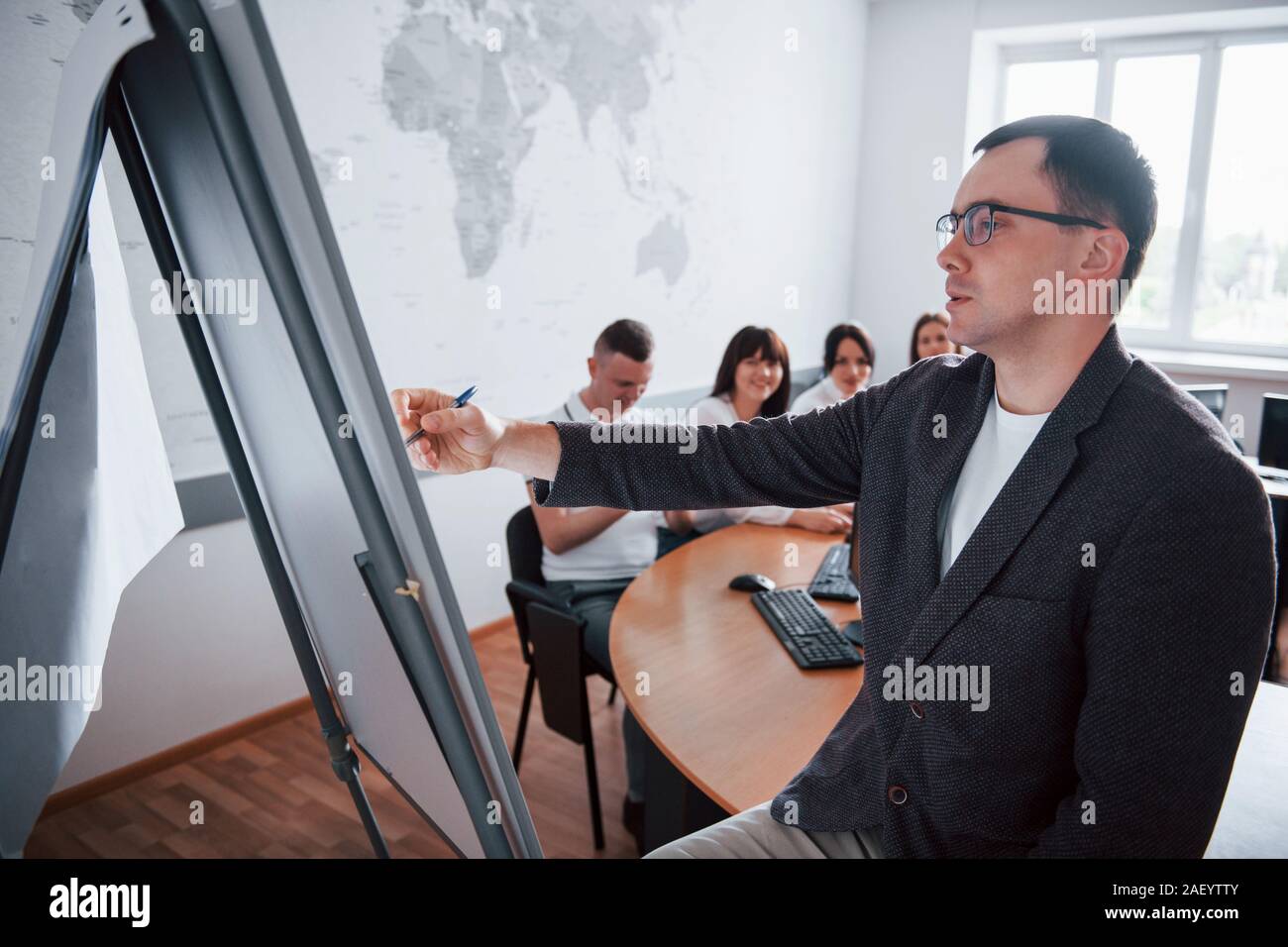 Processo di insegnamento. Gruppo di persone a conferenze di affari in aula moderno di giorno Foto Stock