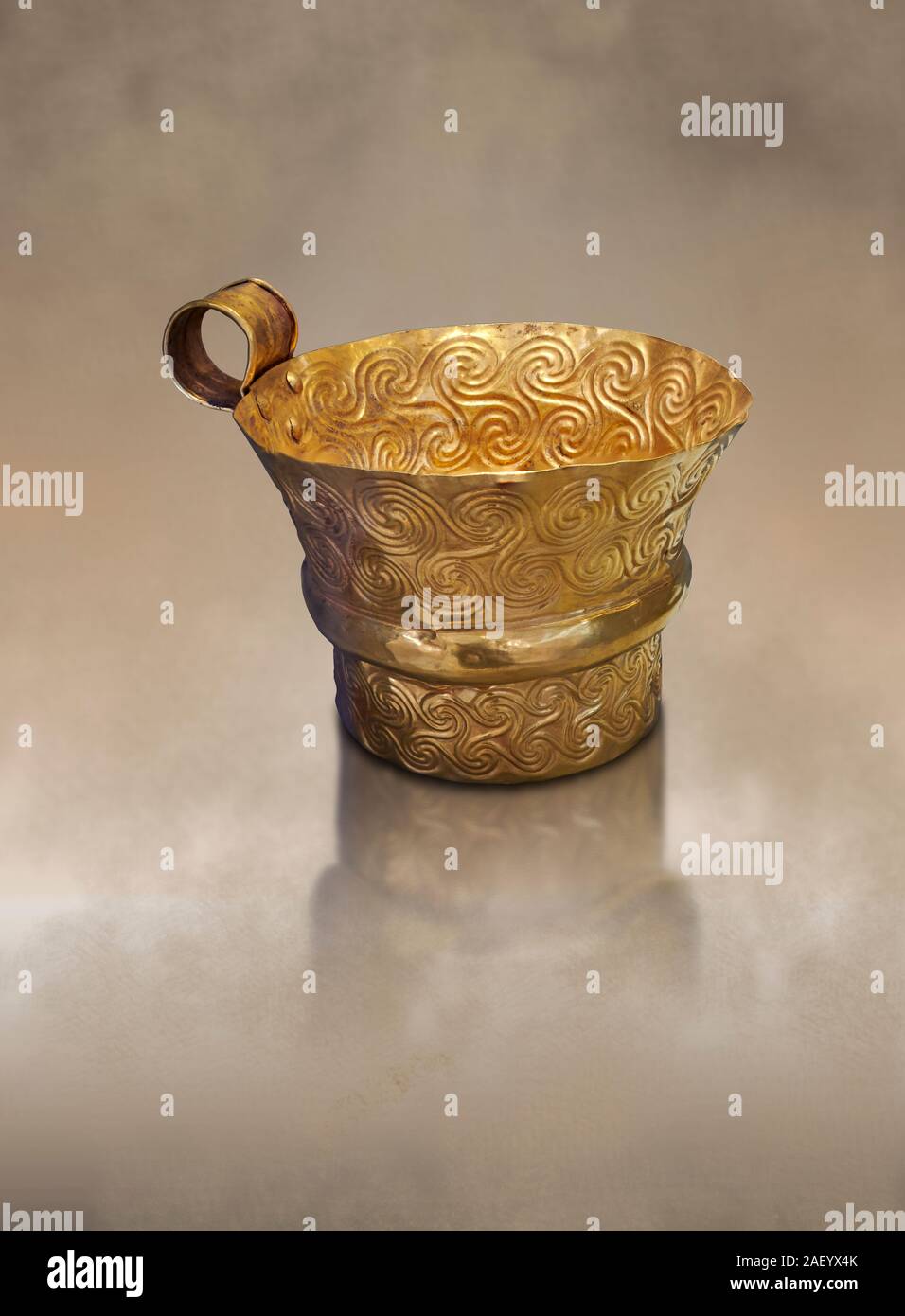 Oro micenea cup con decorazioni a spirale, Grave V, grave un cerchio, Micene, Grecia. Museo Archeologico Nazionale di Atene. Un prezioso ed elegante Foto Stock