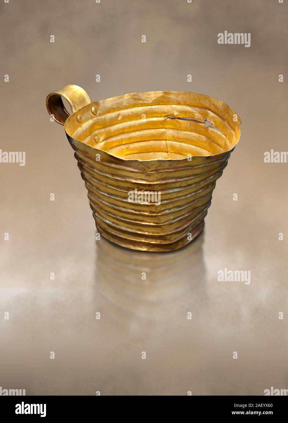 Oro micenea cup con grroves orizzontale, Tomba IV, grave un cerchio, Micene, Grecia. Museo Archeologico Nazionale di Atene. Un prezioso ed elegante Foto Stock