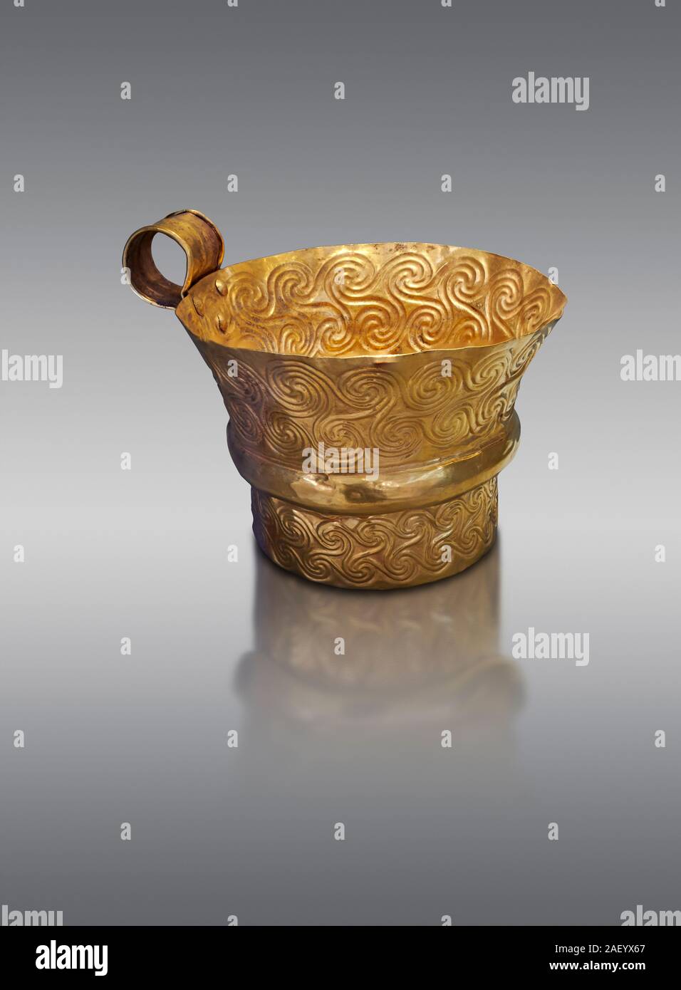 Oro micenea cup con decorazioni a spirale, Grave V, grave un cerchio, Micene, Grecia. Museo Archeologico Nazionale di Atene. Sfondo grigio un Foto Stock