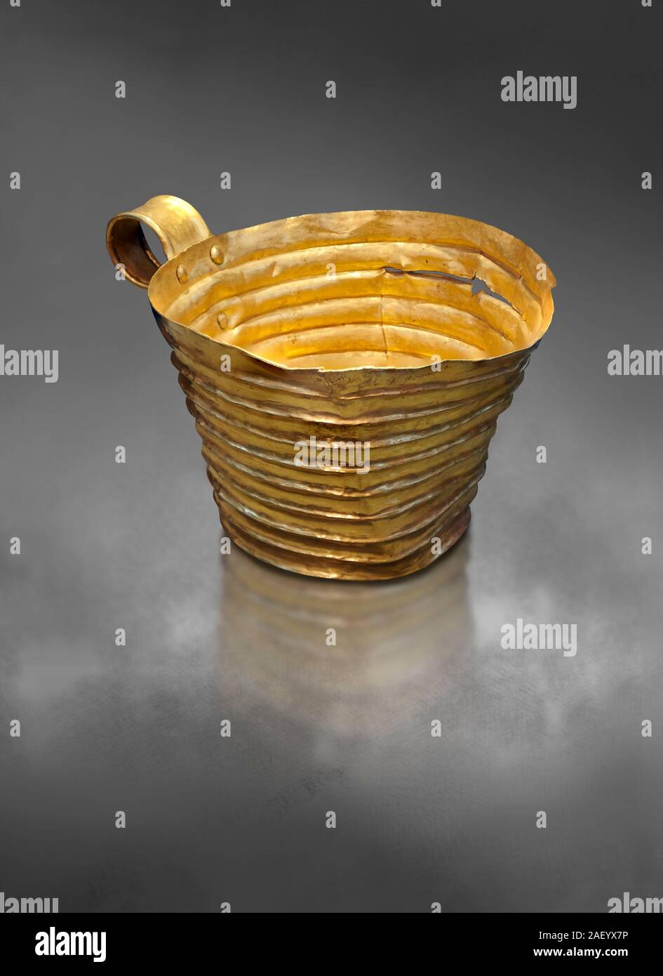 Oro micenea cup con grroves orizzontale, Tomba IV, grave un cerchio, Micene, Grecia. Museo Archeologico Nazionale di Atene. Grigio sfondo arte Foto Stock