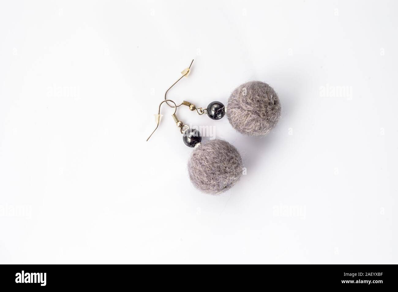 Orecchini in feltro a forma di perline. Fatte a mano in feltro elegante  gioielli realizzati con feltro grigio perle isolate su uno sfondo bianco  Foto stock - Alamy