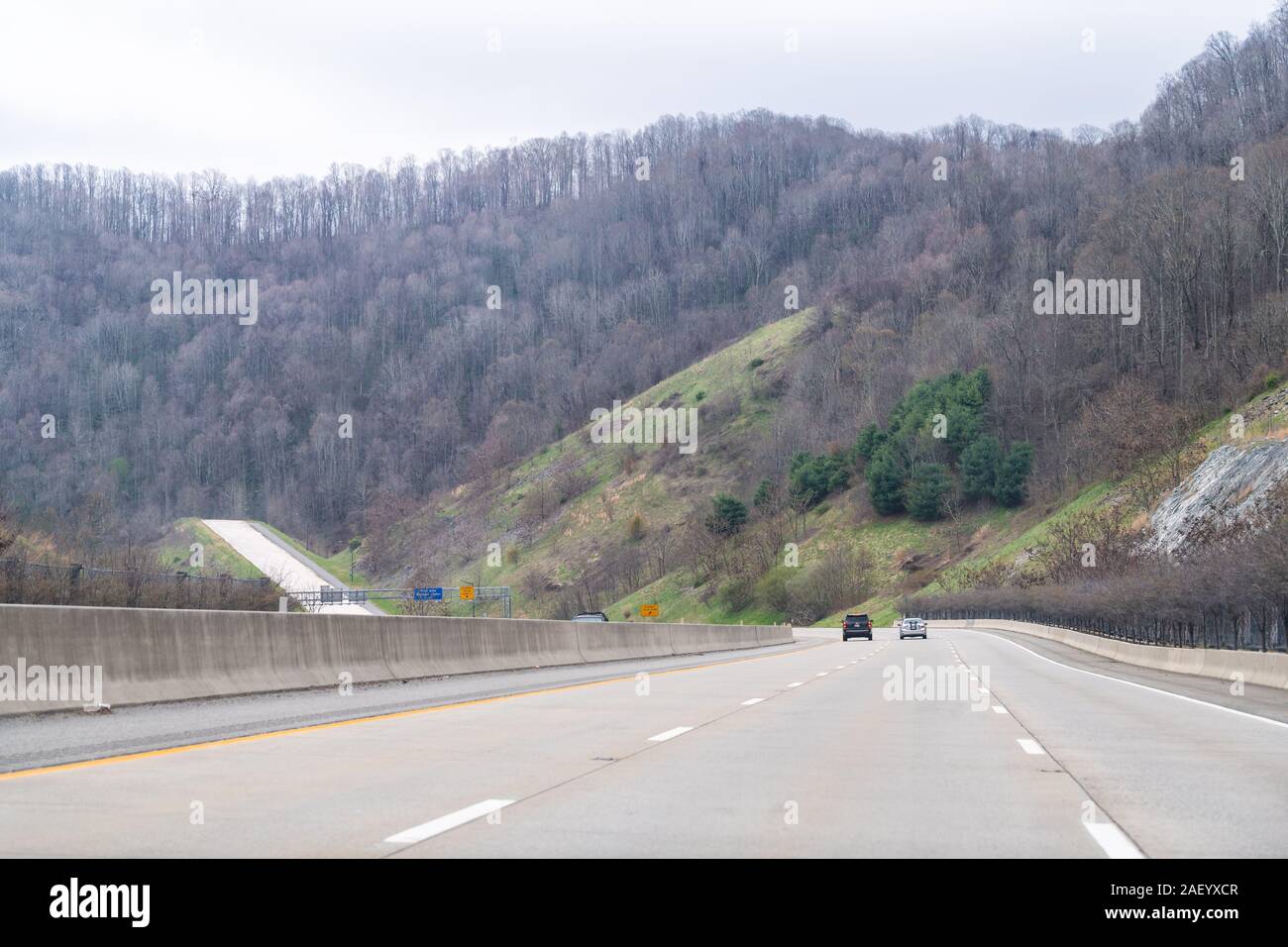 Erwin, Stati Uniti d'America - 19 Aprile 2018: Smoky Mountains view near Asheville, Carolina del Nord al confine del Tennessee mi26 autostrada con il traffico di automobili Foto Stock