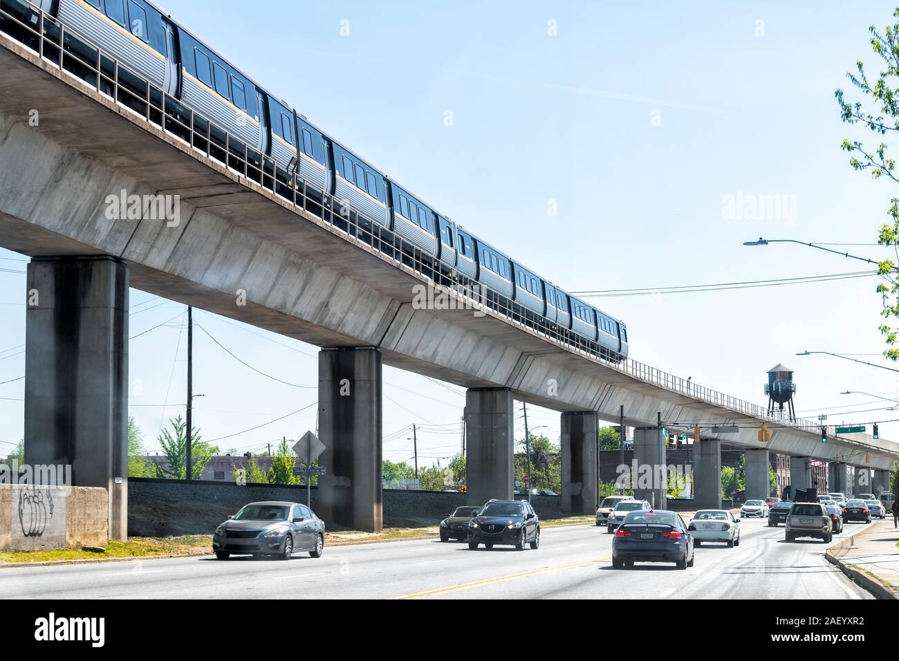 Atlanta, Stati Uniti d'America - 20 Aprile 2018: Metropolitan Atlanta Rapid Transit Authority Marta metropolitana treno i mezzi di trasporto pubblici sul cavalcavia al di fuori con le vetture tra Foto Stock