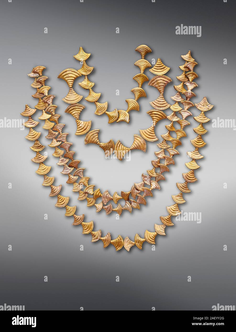 Oro micenea collane da Micene tombe a camera, Grecia. Museo Archeologico Nazionale di Atene. Sfondo grigio da cima a fondo: Top fou Foto Stock