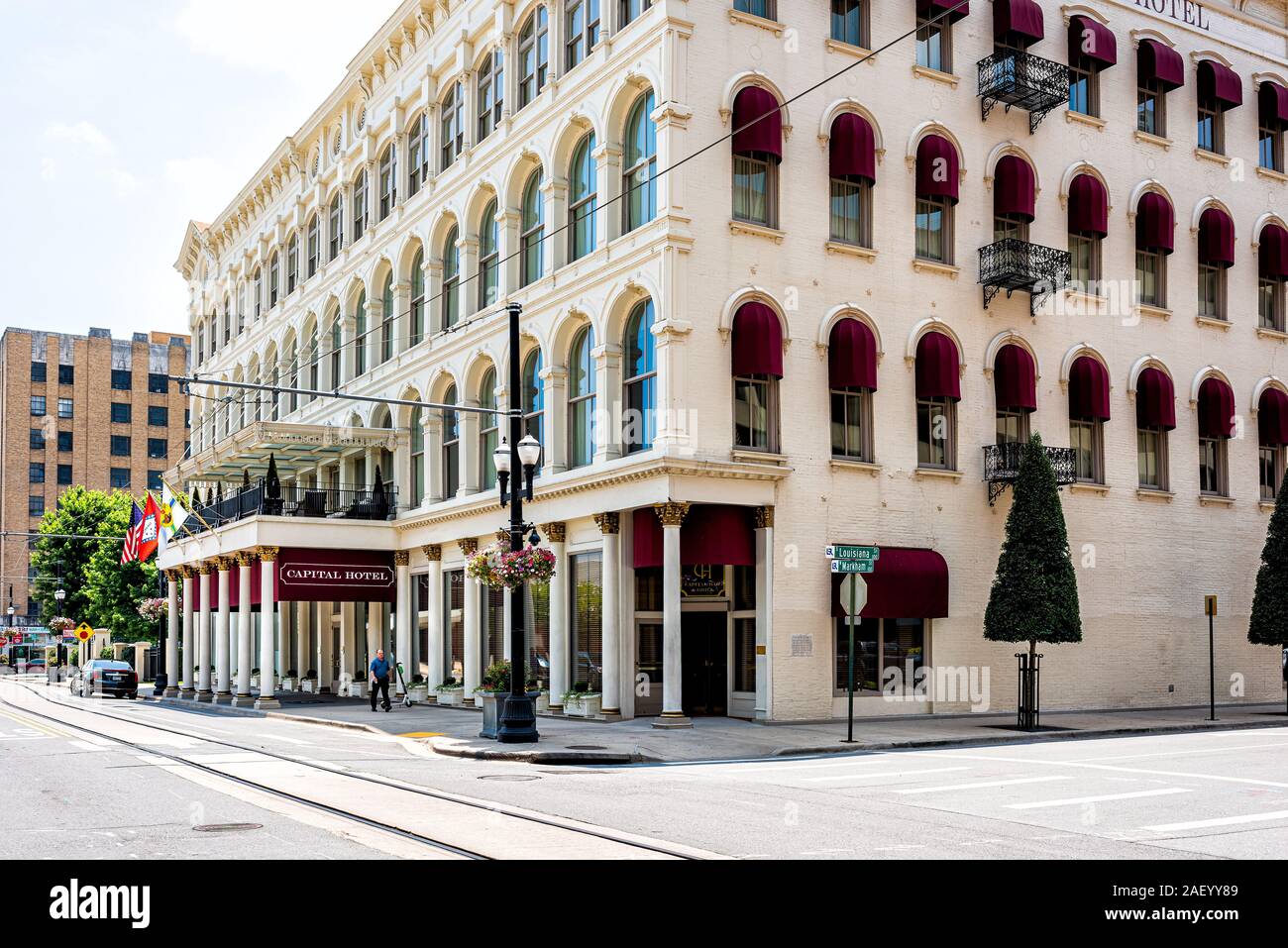Little Rock, Stati Uniti d'America - 4 Giugno 2019: Capital hotel segno sulla costruzione in Arkansas city e vuoto street con fiori e bandiere Foto Stock