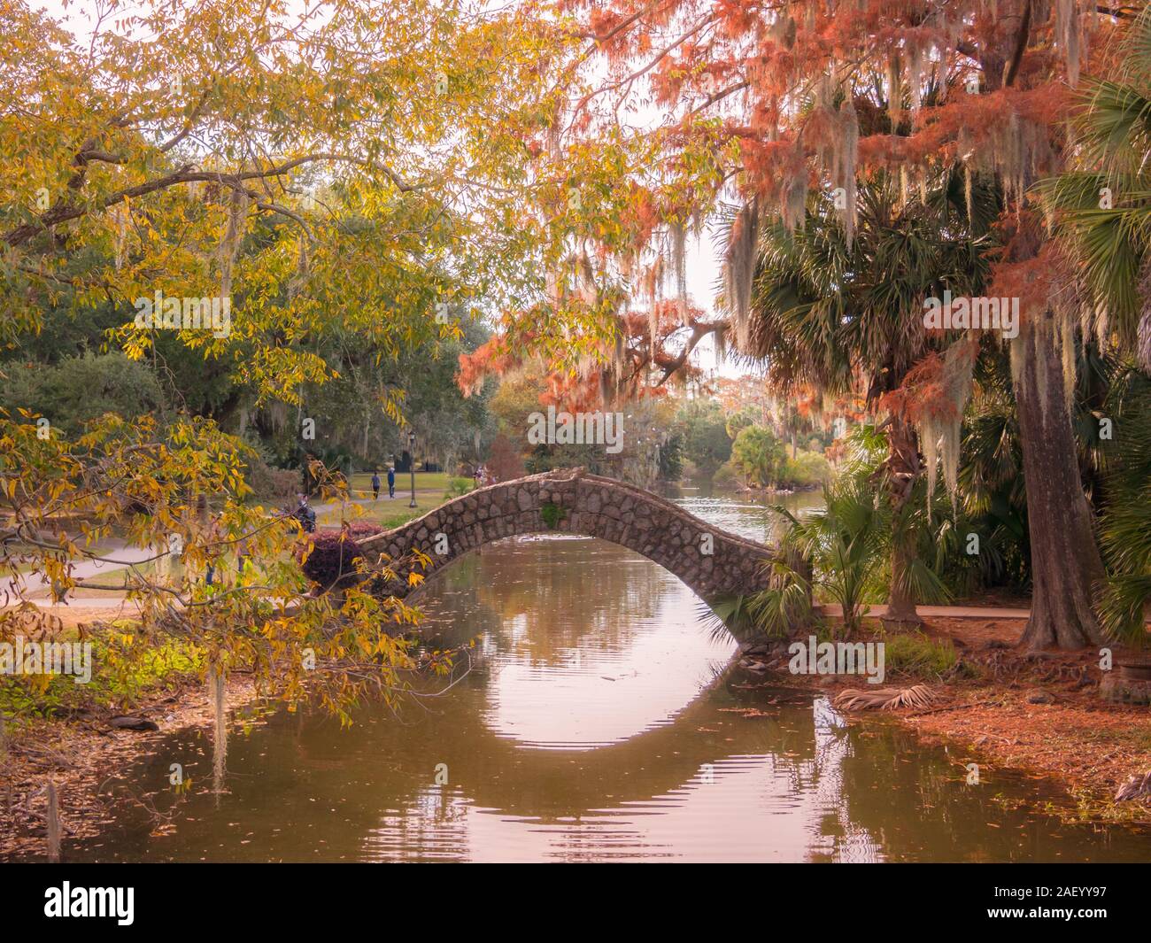 Grande punto di vista nel bellissimo parco della città di New Orleans durng al tramonto Foto Stock