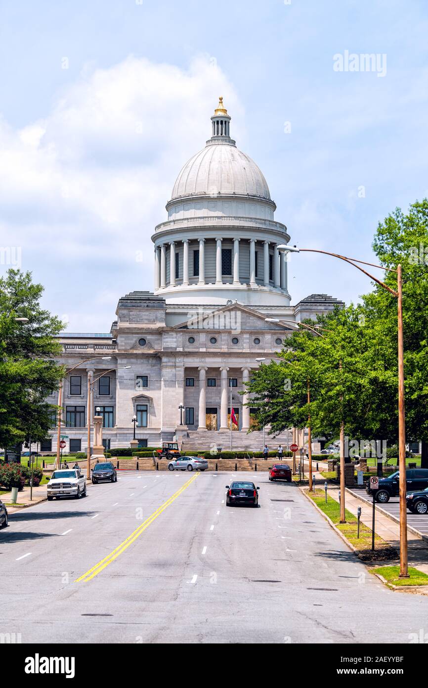 Little Rock, Stati Uniti d'America - 4 Giugno 2019: State Capitol di Arkansas edificio sulla soleggiata giornata estiva con la strada e di automobili parcheggiate Foto Stock