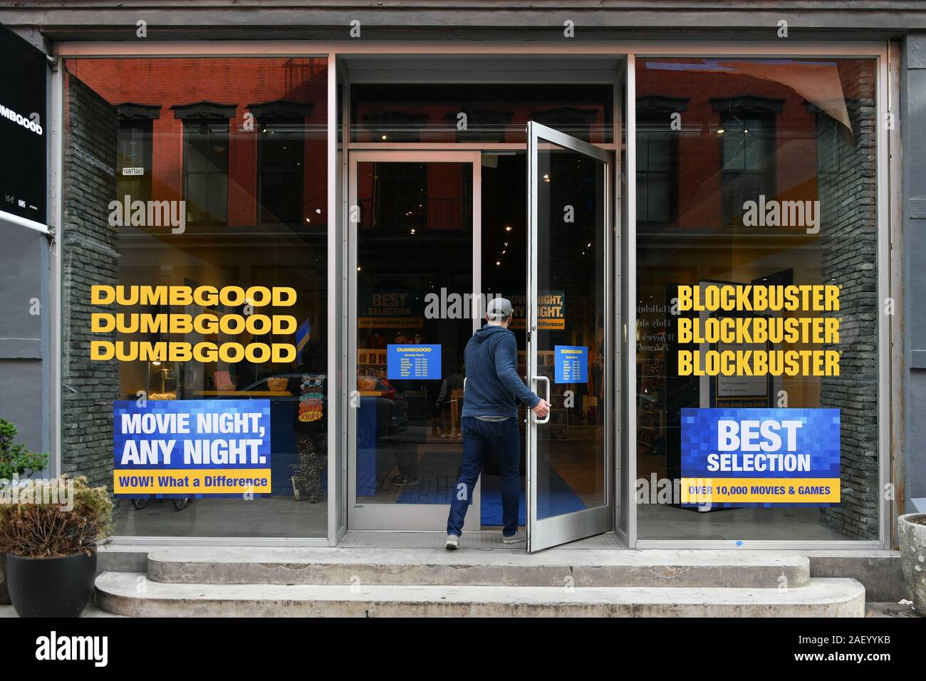 Dumbgood x Blockbuster di pop-up store di New York, Stati Uniti d'America - 06 dic 2019 - Il pop-up è realizzato per imitare il set-up di un classico Blockbuster franchising store, fe Foto Stock