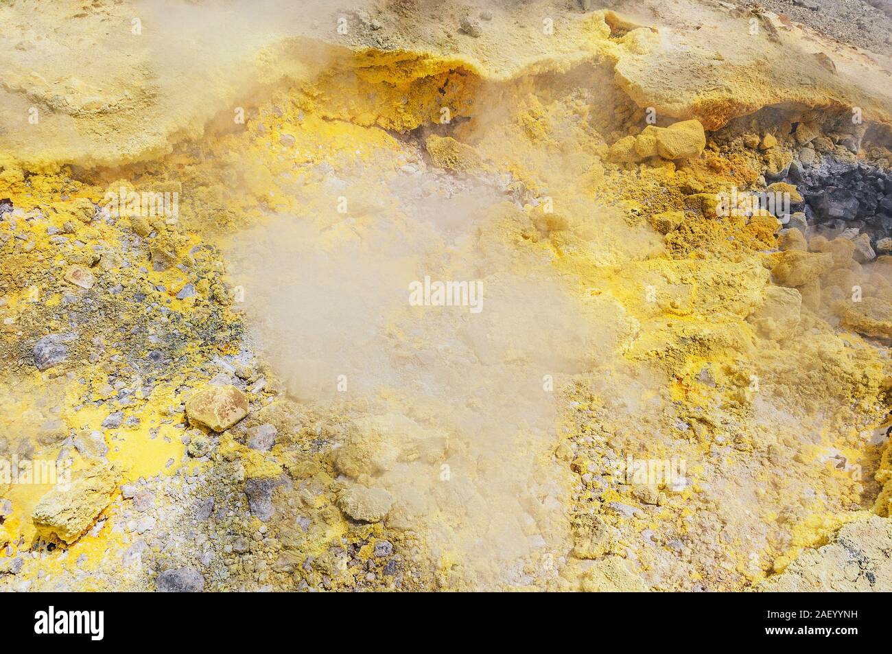 Fumo e zolfo dalla sommità del vulcano. Isola di Vulcano. L'Italia. Foto Stock