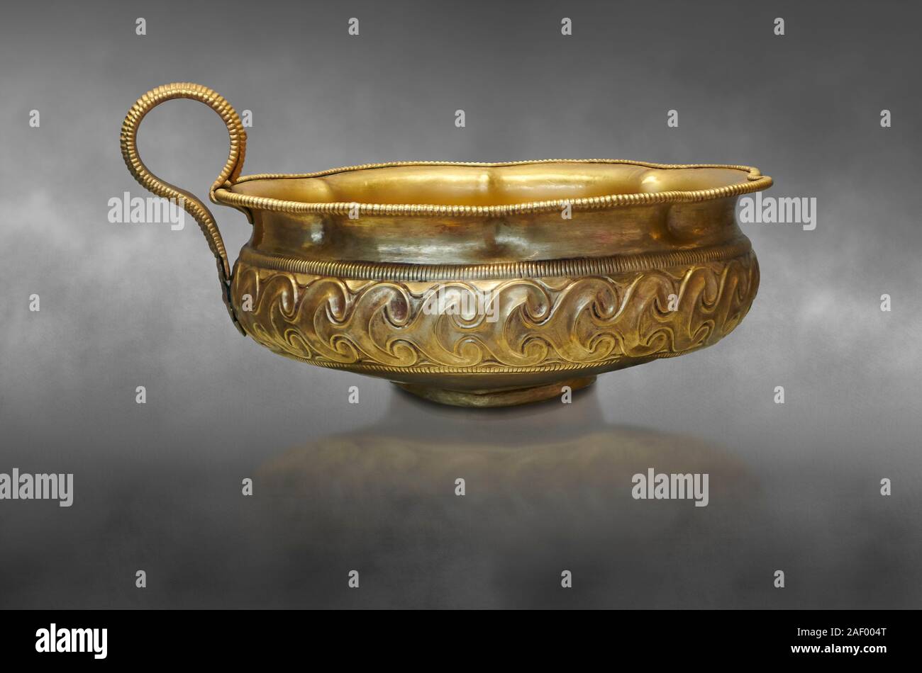 Oro micenea cup con foglie d'edera decorazione dal cimitero micenea di Midea tomba 10, Dendra, Grecia. Museo Archeologico Nazionale Atene Cat n. Foto Stock