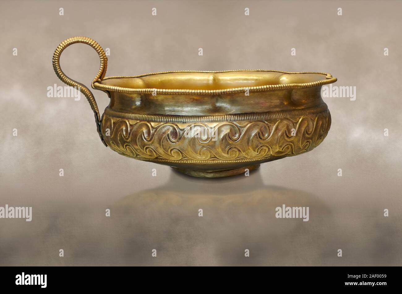 Oro micenea cup con foglie d'edera decorazione dal cimitero micenea di Midea tomba 10, Dendra, Grecia. Museo Archeologico Nazionale Atene Cat n. Foto Stock