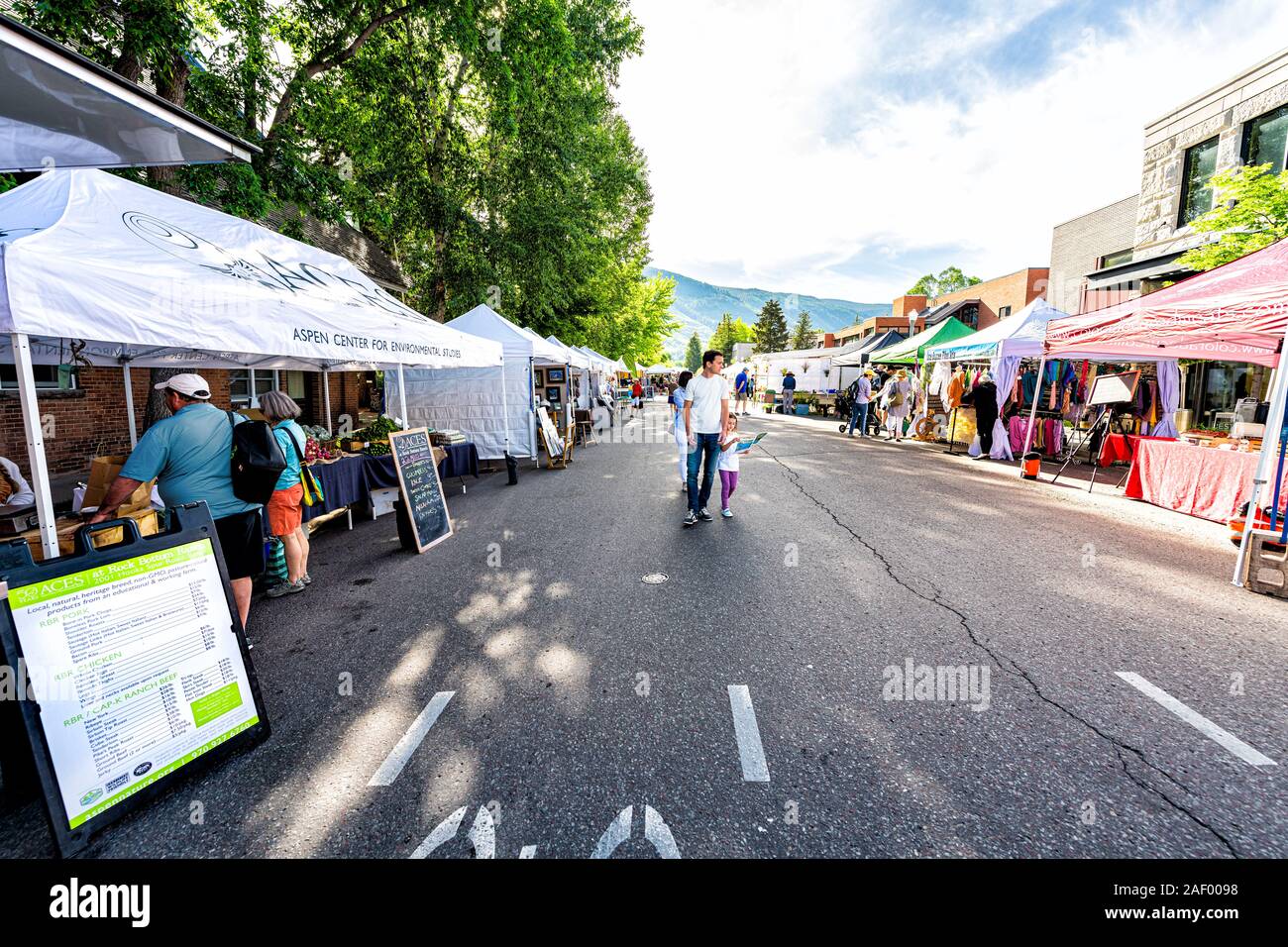 Aspen, Stati Uniti d'America - Luglio 6, 2019: rivenditori di produrre carne a supporto di stallo nel mercato degli agricoltori con la gente che camminava nel dehor estivo street Foto Stock