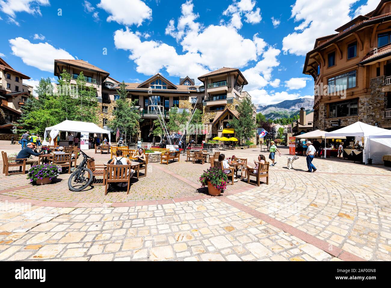 Telluride, STATI UNITI D'AMERICA - Agosto 14, 2019: piccolo villaggio di montagna città in Colorado con street heritage plaza per mercoledì mercato contadino, persone ampia ang Foto Stock