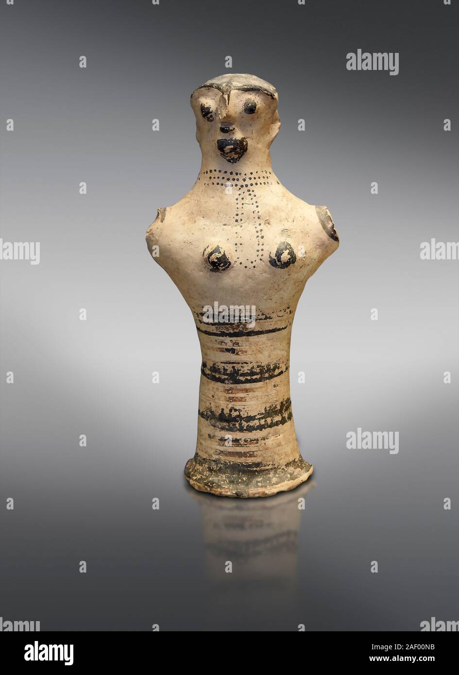 Cavo femmina micenea figurina, adorant, indossa una collana, da Micene tomba 40, il Museo Archeologico di Atene. Cat n. 2494. Sfondo grigio Styl Foto Stock