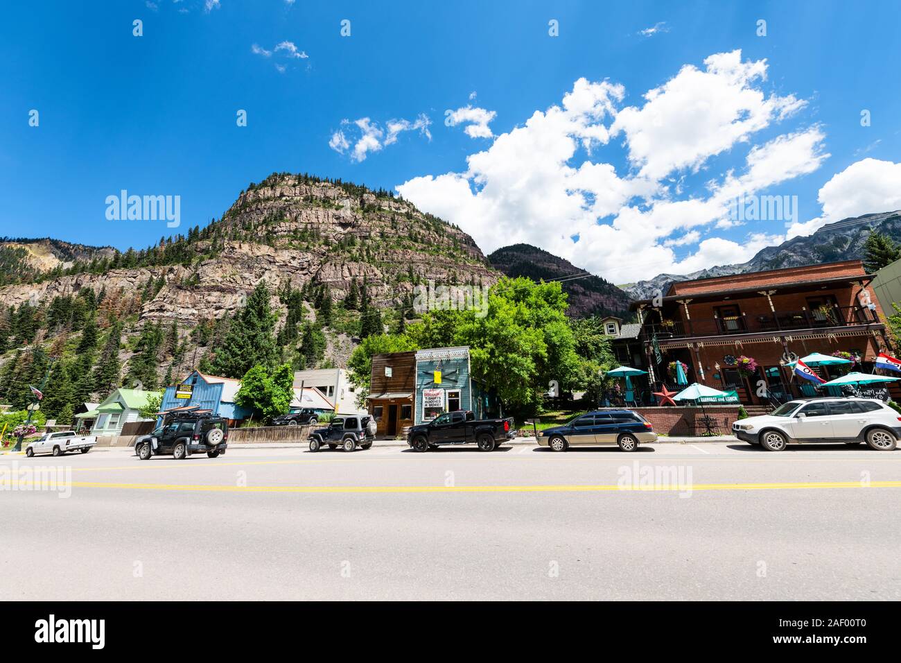 Ouray, STATI UNITI D'AMERICA - Agosto 14, 2019: piccolo villaggio città un ampio angolo di visione vie in Colorado con city main street e San Juan Mountains Foto Stock