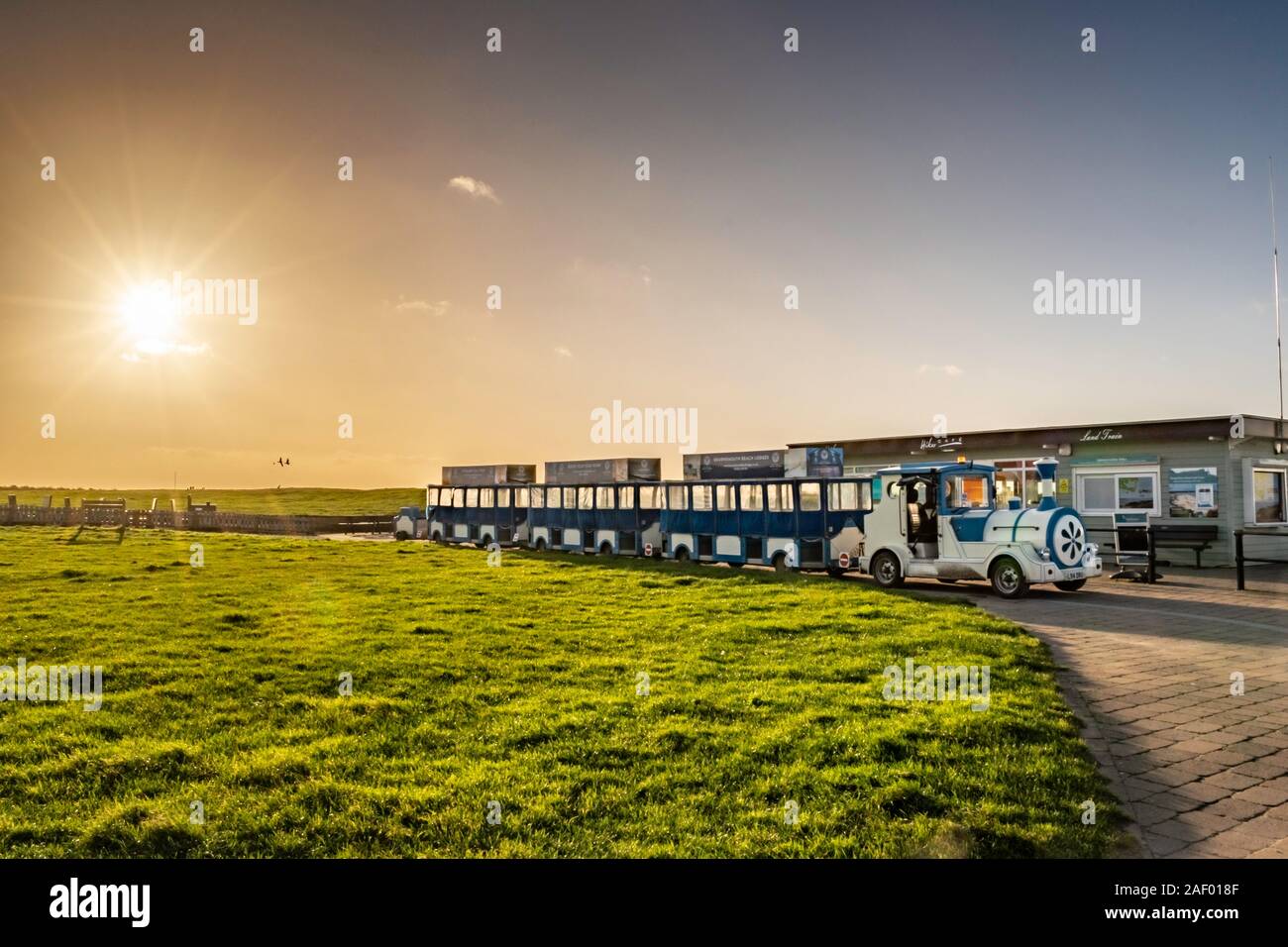 Escursionista Cafe e terra il treno alla testa Hengistbury con bassa inverno dando una luce calda. Foto Stock