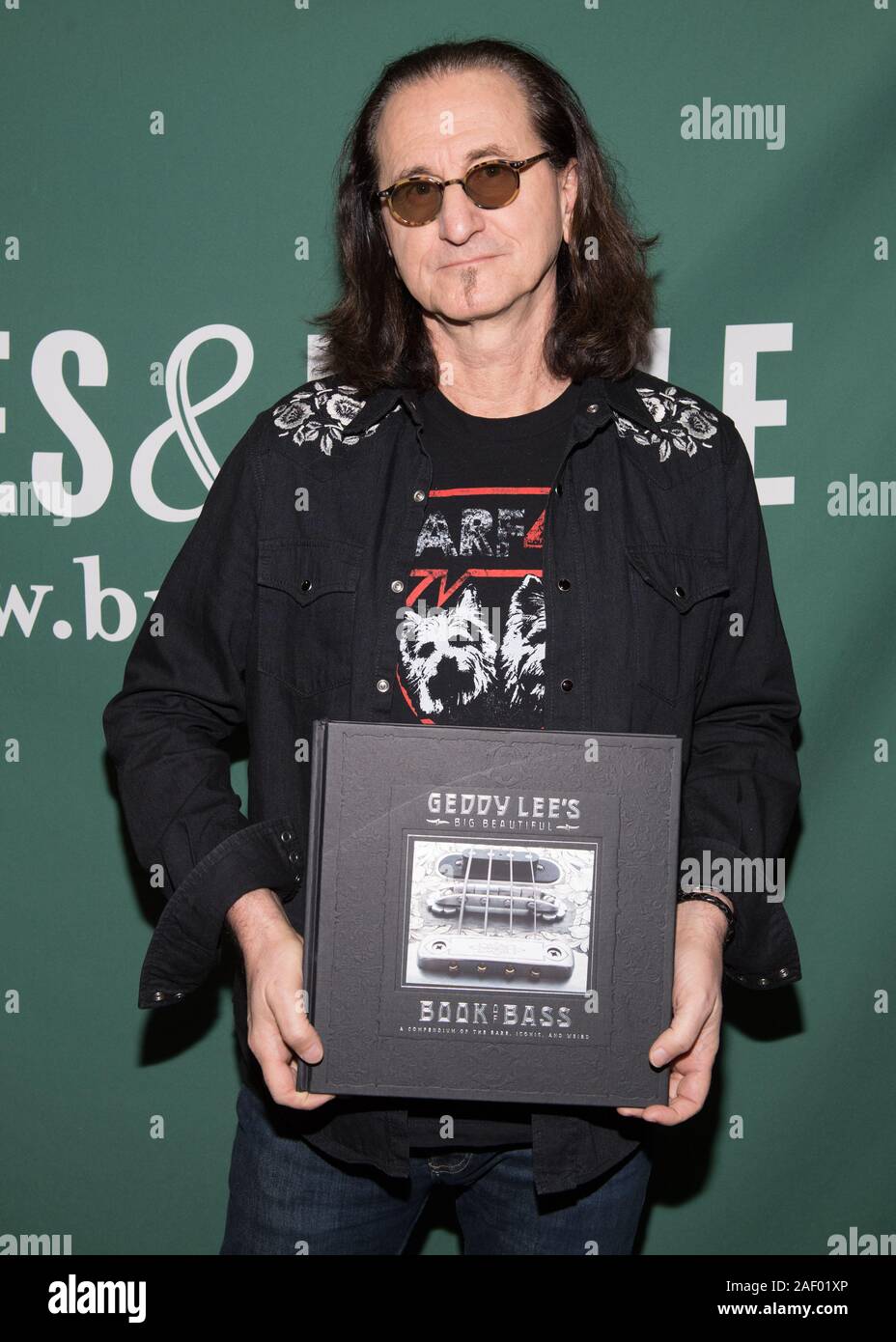 "Geddy Lee è un grande libro bello di Bass' libro firma, New York, Stati Uniti d'America - 09 dic 2019- Geddy Lee Foto Stock
