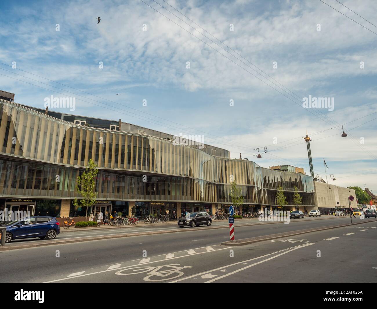 Copenhagen, Danimarca - 26 Aprile 2019: edificio moderno in vetro sulla strada a Copenaghen. Foto Stock